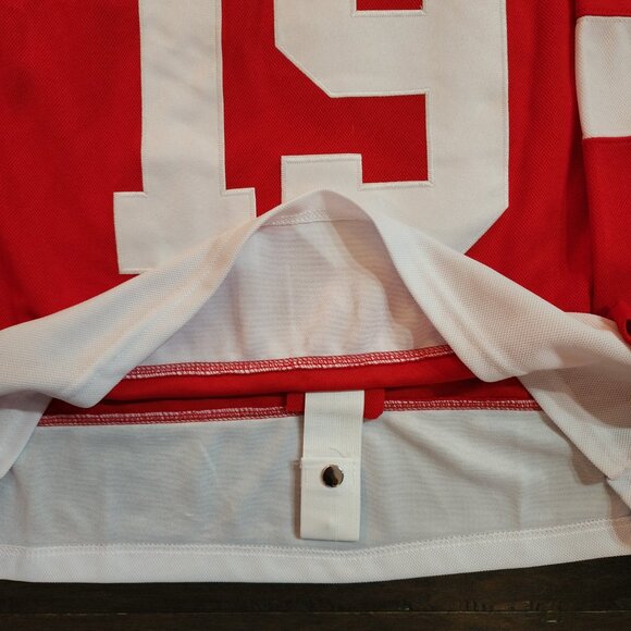 Detroit Red Wings Steve Yzerman #19 Adidas jersey. Tackle Twill. Size 52. - Picture 2 of 8